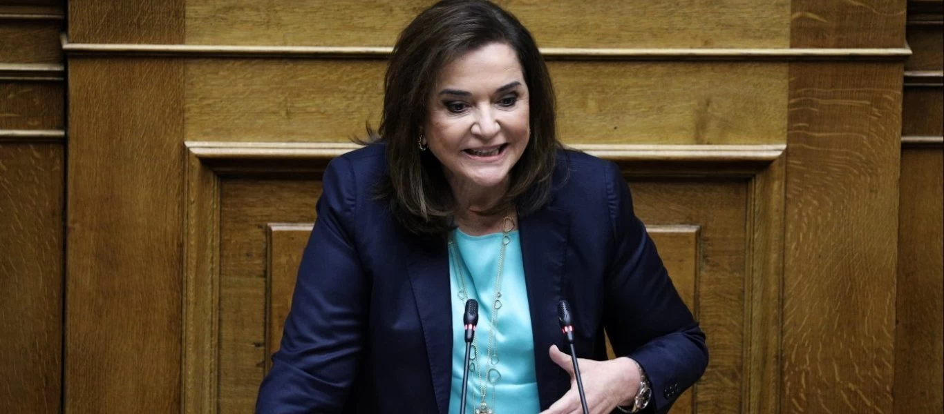 «Οικονομικά συμφέροντα» «βλέπει» η Ν.Μπακογιάννη πίσω από τα πάρτι στις πλατείες: «Είναι καλά οργανωμένοι»